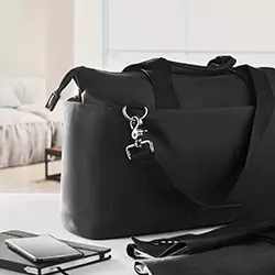 borsa weekend nera con tracolla removibile nera moschettoni in ferro e manici 