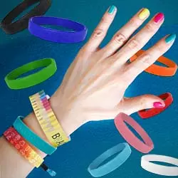 mano di una ragazza con braccialetti personalizzati per feste