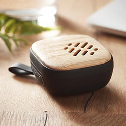 speaker Bluetooth in legno con cordino su scrivania in legno