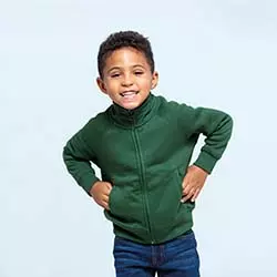 bambino sorridente che indossa felpa verde scuro per abbigliamento personalizzato