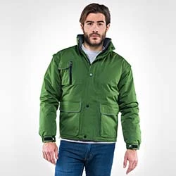 ragazzo con abbigliamento personalizzato che indossa giacca personalizzata di colore verde