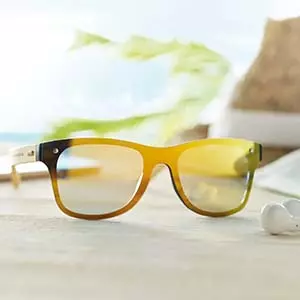 occhiali da sole personalizzati su scrivania in legno