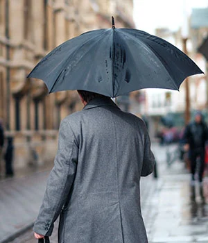 Uomo con ombrello personalizzato per gadget inverno