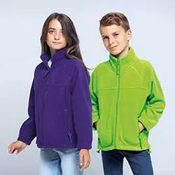 bambina e bambino che indossano pile personalizzati di colore viola e verde per abbigliamento personalizzato