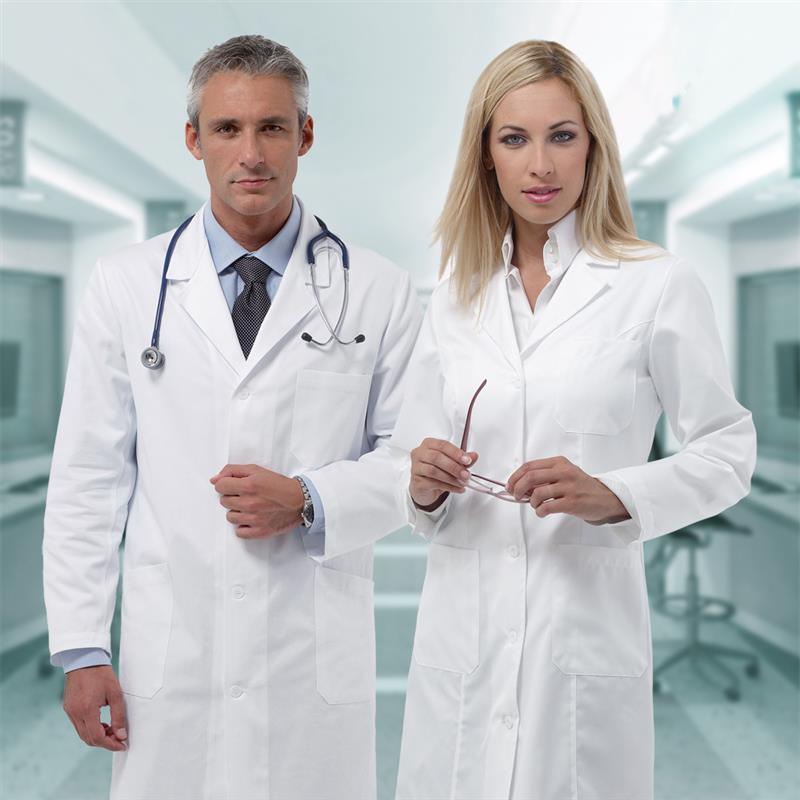 Dottore e dottoressa in ospedale che indossano camici dottore