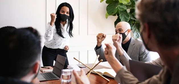 colleghi a lavoro che indossano dispositivi di protezione individuale ufficio