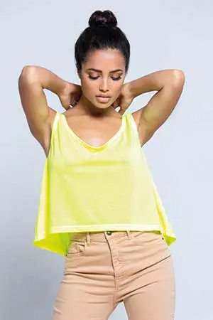 abbigliamento personalizzato online donna con canotte gialla e jeans color cipria su fondale grigio