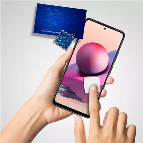 primo piano su mano che utilizza un adesivo pulisci schermo per il suo smartphone