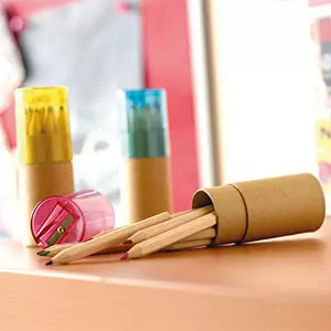 articoli di cancelleria matite personalizzate con contenitore e temperino su tavolo in legno 