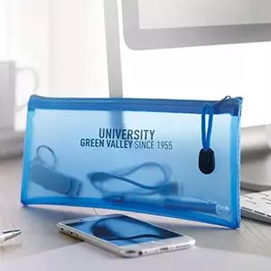 astucci personalizzati per penne disposti su scrivania con accessori da lavoro