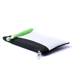 astuccio personalizzato bicolore bianco e nero con penna verde su sfondo neutro