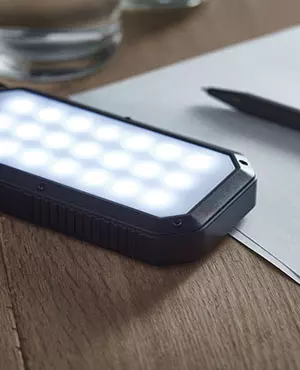 batteria portatile luminoso ricarica solare power bank su scrivania 