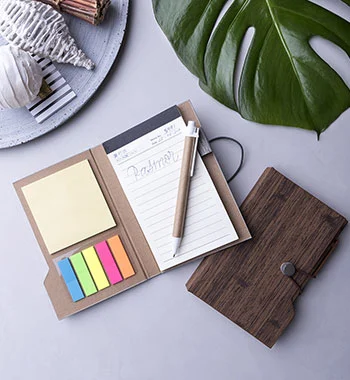 taccuini personalizzati uno aperto con penna e post-it e uno chiuso taccuini personalizzati uno aperto con penna e post-it e uno chiuso