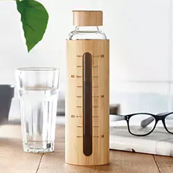 borracce in vetro personalizzabili con tacchette per segnare unità di misura liquidi con bicchiere sullo sfondo