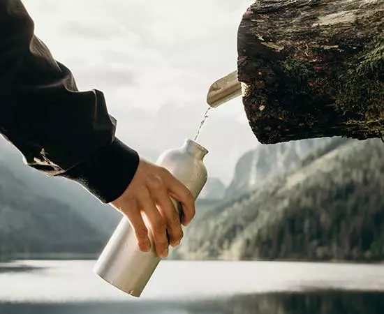 borraccia personalizzabile ideale per gita in montagna estate dissetarsi al lago con acqua borraccia personalizzabile ideale per gita in montagna estate dissetarsi al lago con acqua