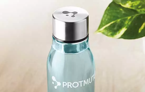 borraccia personalizzata nome o logo società appoggiata su tavolo in legno con pianta verde sullo sfondo borraccia personalizzata nome o logo società appoggiata su tavolo in legno con pianta verde sullo sfondo