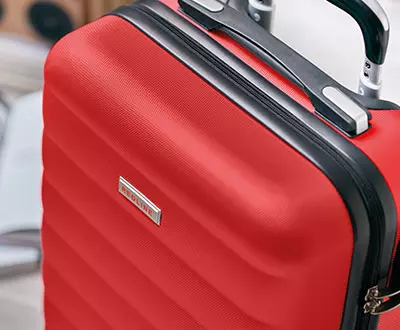 borse da viaggio personalizzabili trolley rigido rosso con placchetta incisa con logo 