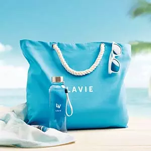 borse da spiaggia di colore azzurro con manici in corda e borraccia con spiaggia sullo sfondo