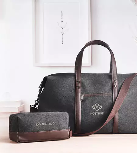 borse per viaggiare set completo personalizzato con logo frontale borsa da weekend e beauty case associato 