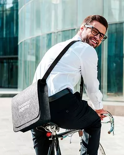 borse personalizzate con iniziali uomo che lavora in bicicletta centro città vestito elegante