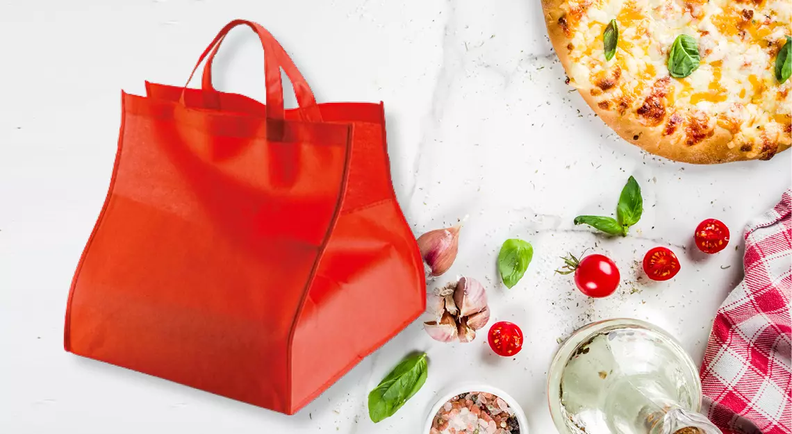 borsa porta pizza di colore rosso con pizza su sfondo