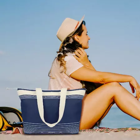 borsa da spiaggia personalizzabili su telo in spiaggia con ragazza con cappello e gatto a passeggio