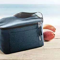 borse termiche personalizzabili con pesche o frutta estiva su tavolo in spiaggia