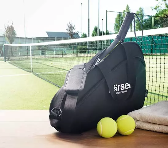 borsone palestra allenamento sport porta racchette in campo da tennis con palline gialle