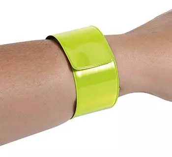 braccialetti luminosi personalizzati catarifrangente arancio e giallo slap on indossato braccialetti luminosi personalizzati catarifrangente arancio e giallo slap on indossato
