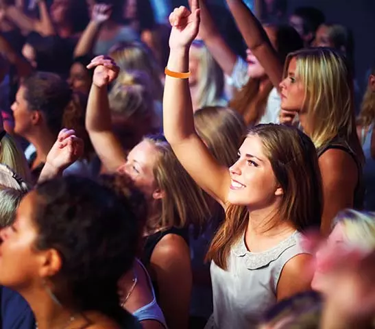 ragazza ad un evento con braccio alzato con braccialetto personalizzato