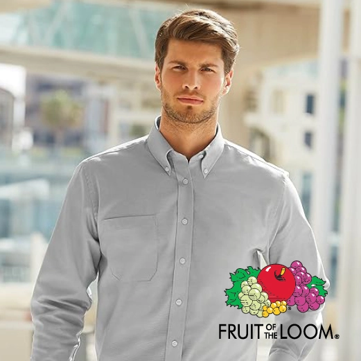 donna che indossa camicia fruit of the loom color corallo con gonna nera
