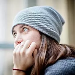 ragazza che indossa cappellino invernale 