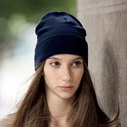 ragazza bruna che indossa atlantis cappelli invernali di colore blu