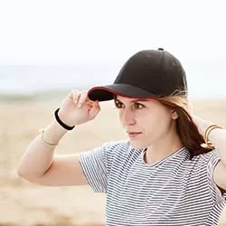cappellini baseball personalizzati unisex indossata da ragazza in spiaggia