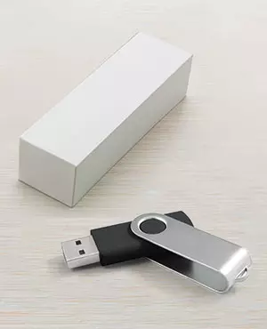 chiavetta USB personalizzabile con incisione laser su tavolo con box confezione regalo cartone bianco