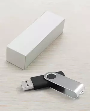 chiavetta USB personalizzabile con incisione laser su tavolo con box confezione regalo cartone bianco chiavetta USB personalizzabile con incisione laser su tavolo con box confezione regalo cartone bianco