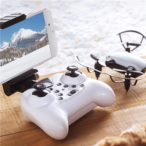 drone con joystick e telecamera su smartphone nella neve