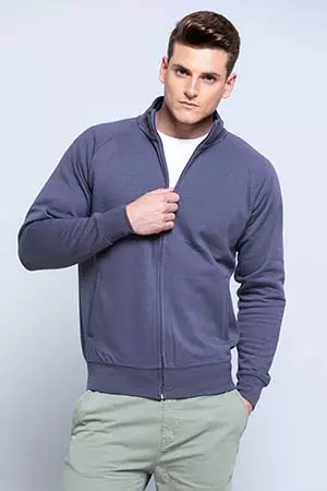 felpe con zip personalizzate JHK economiche blu cielo con zip e mezzo colletto indossata da uomo con capelli corti su fondo grigio felpe con zip personalizzate JHK economiche blu cielo con zip e mezzo colletto indossata da uomo con capelli corti su fondo grigio