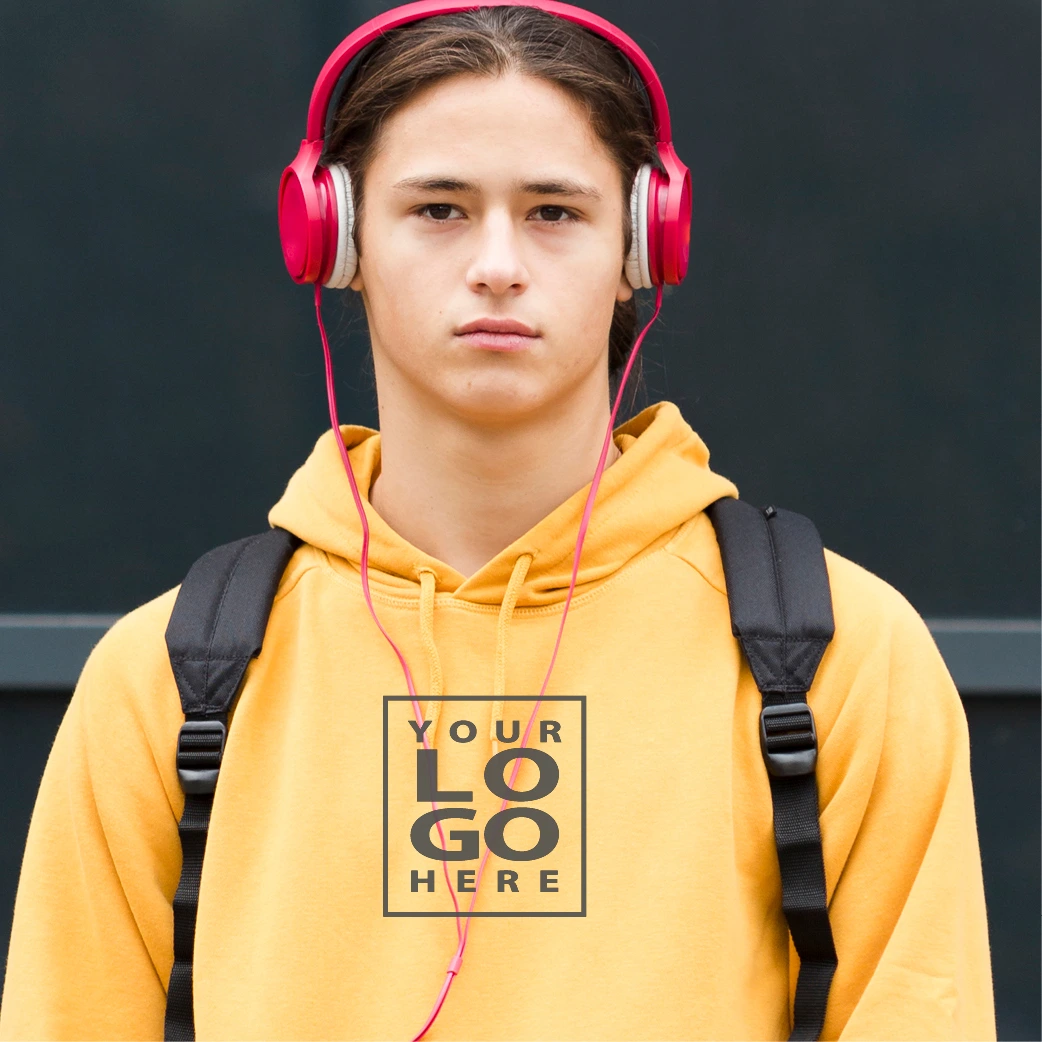 felpe personalizzate con cappuccio rossa interno grigio ragazzo che guarda frontale su fondo grigio