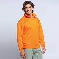 ragazzo sorridente che indossa felpa jhk arancione
