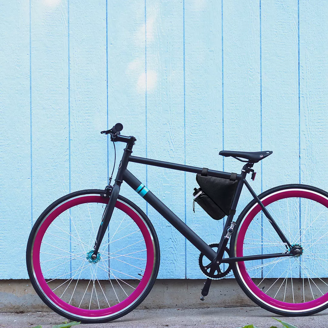 bici appoggiata al muro con marsupio