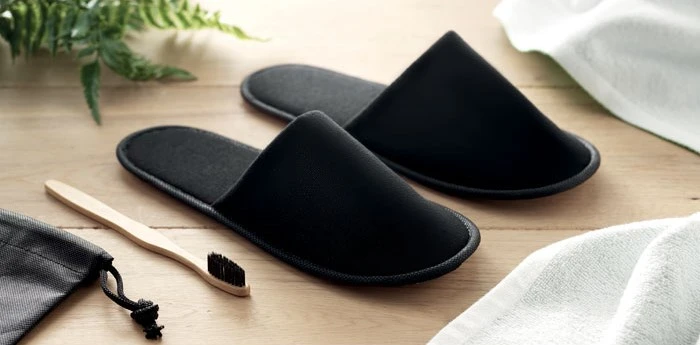 hotel amenities su scrivania in legno