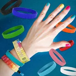 gadget personalizzati braccialetti in gomma tyvec e carta a strappo usa e getta in  diversi colori con diverse personalizzaizoni