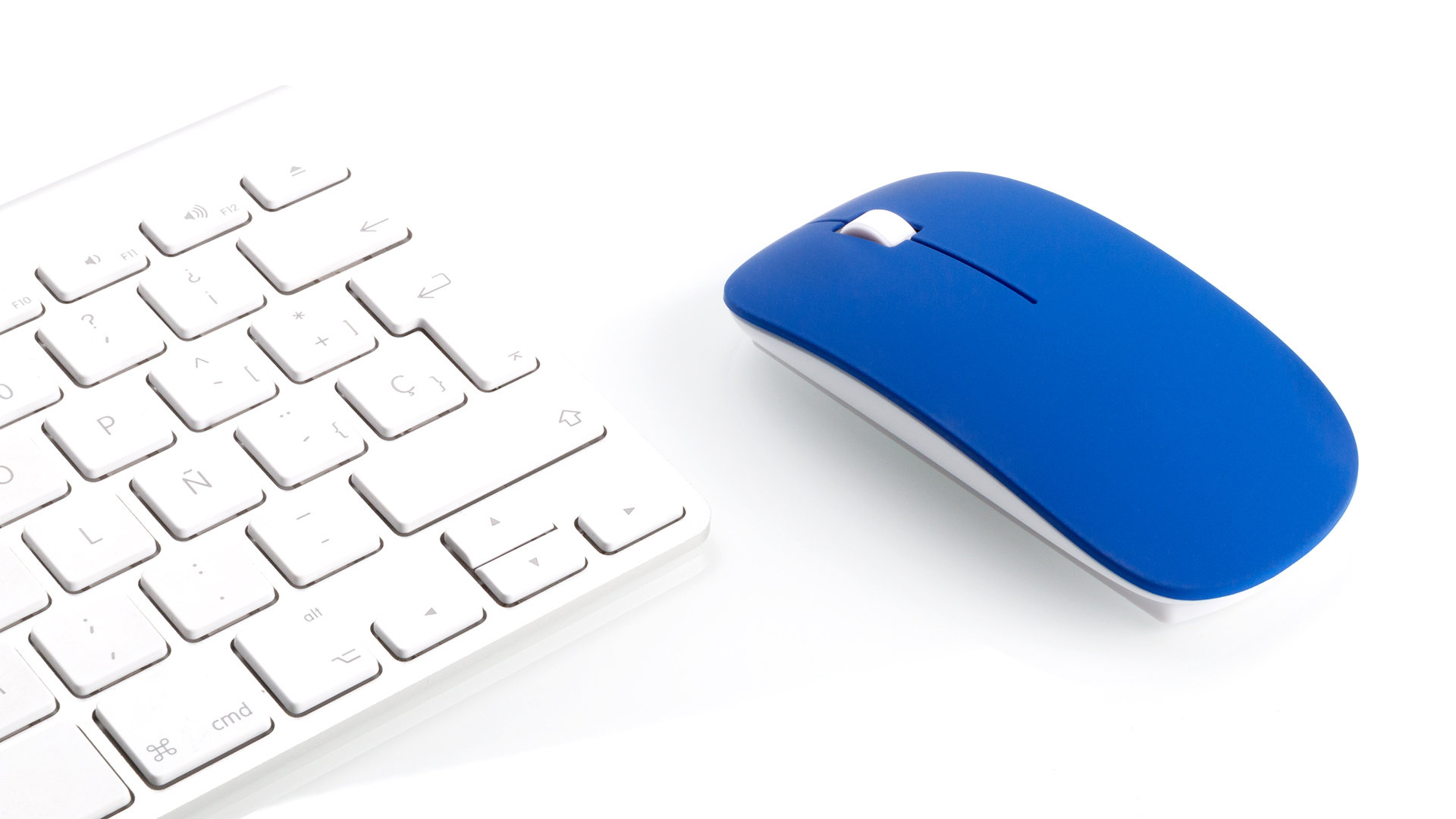 gadget ufficio e scrivania mouse wireless blu affianco a tastiera computer