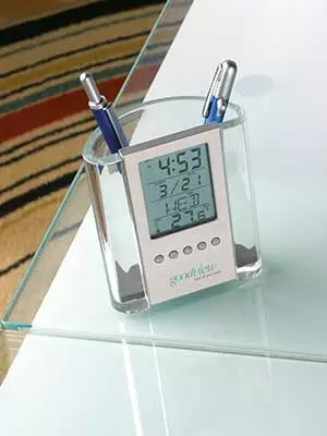 gadget ufficio personalizzato in tampografia portapenne con orologio e stazione meteo integrata appoggiato su un tavolo in vetro