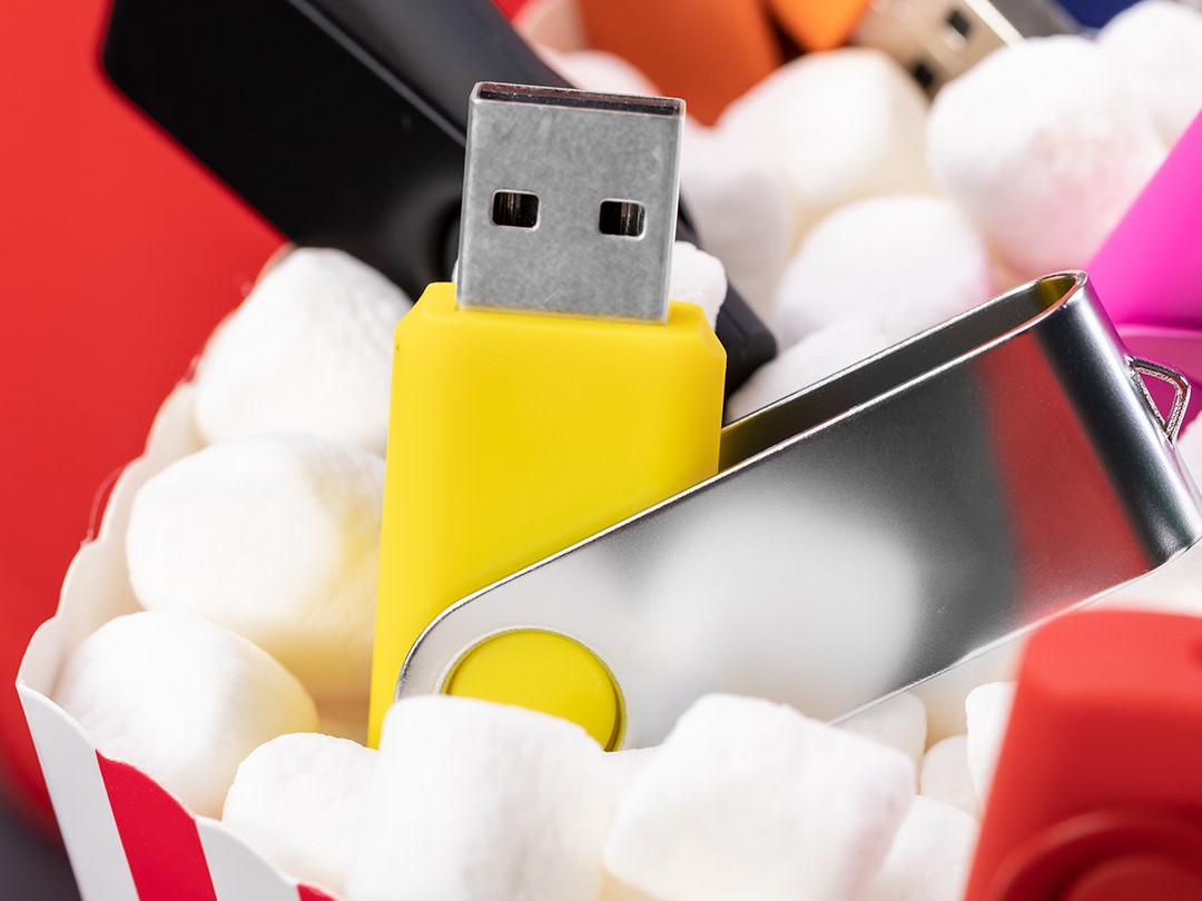 gadget ufficio e scrivania chiavetta usb di colore giallo all'interno di sacchetto