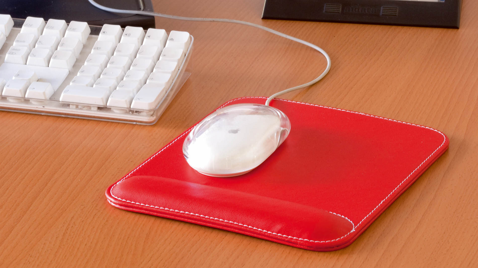 gadget ufficio e scrivania mousepad di colore rosso su scrivania in legno