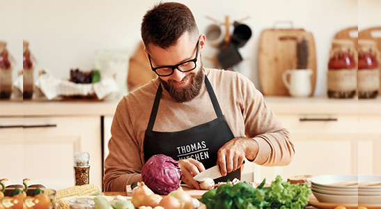 grembiuli da cucina personalizzati con logo indossati da uomo 