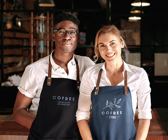 grembiuli promozionali personalizzati con logo caffetteria indossati da uomo e donna
