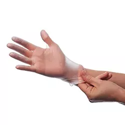 mani di persona mentre infila guanti monouso trasparenti